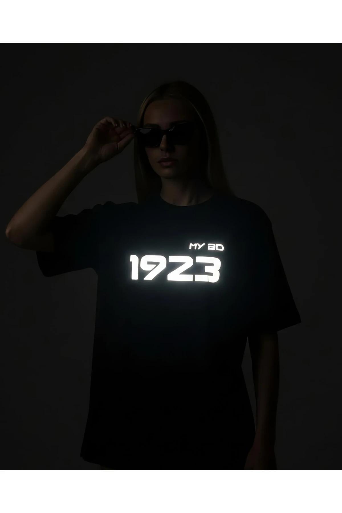 MY BD 1923 reflektörlü ön baskılı siyah oversize tişört — ışıkta parlayan baskı