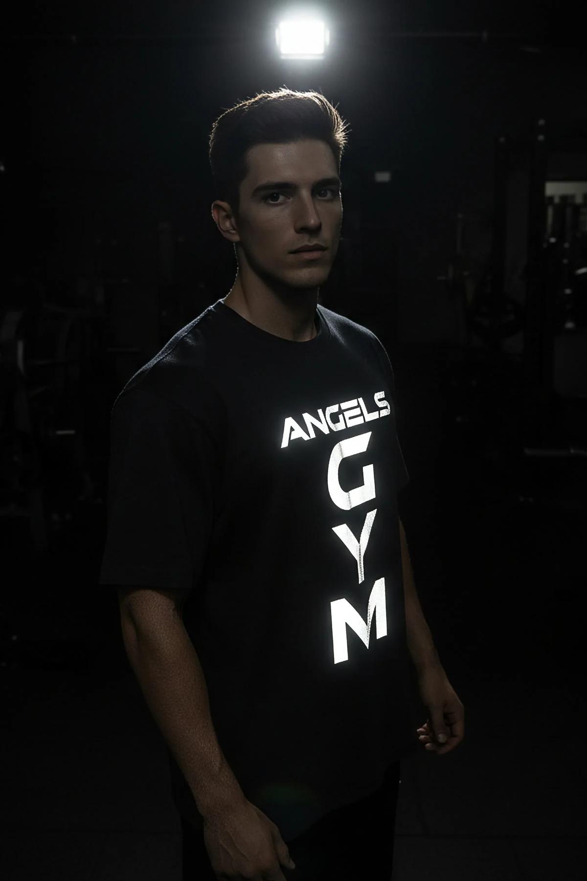 ANGELS GYM reflektörlü ön baskılı siyah oversize tişört model üzerinde