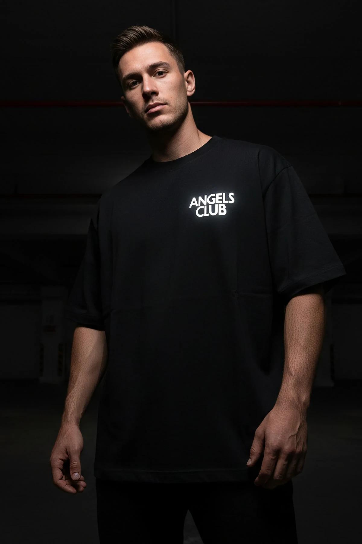 ANGELS CLUB reflektörlü ön göğüs baskılı siyah oversize tişört model üzerinde