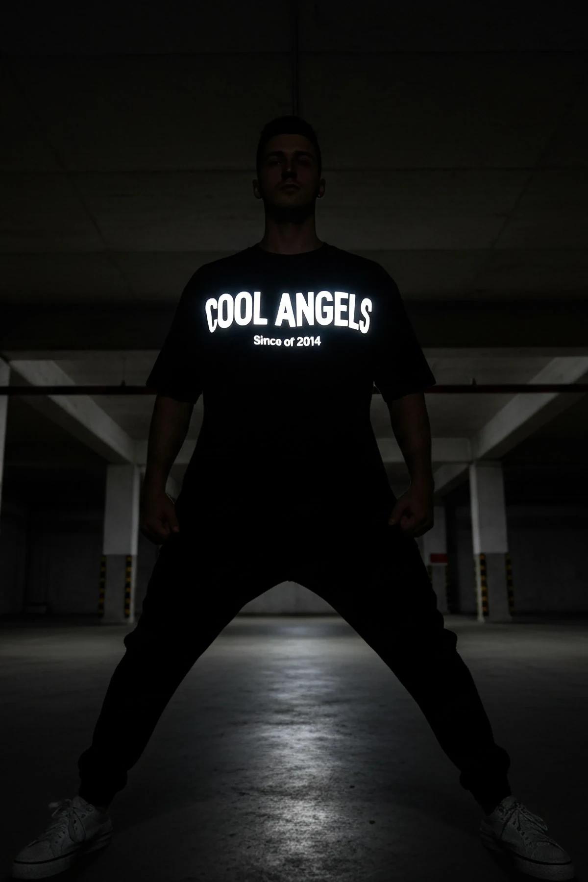 COOL ANGELS Since of 2014 reflektörlü ön baskılı siyah oversize tişört, karanlıkta ışıkla parlayan baskı