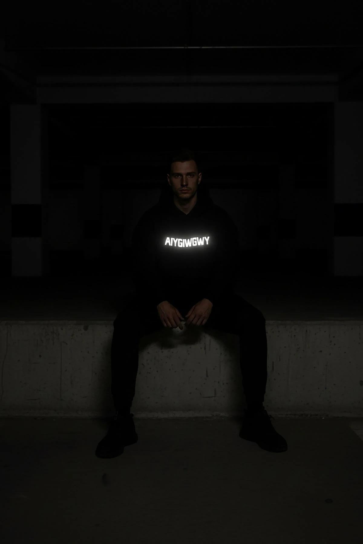 AIYGIWGWY reflektör baskılı siyah hoodie model üzerinde ayakta duruş ön görünüm