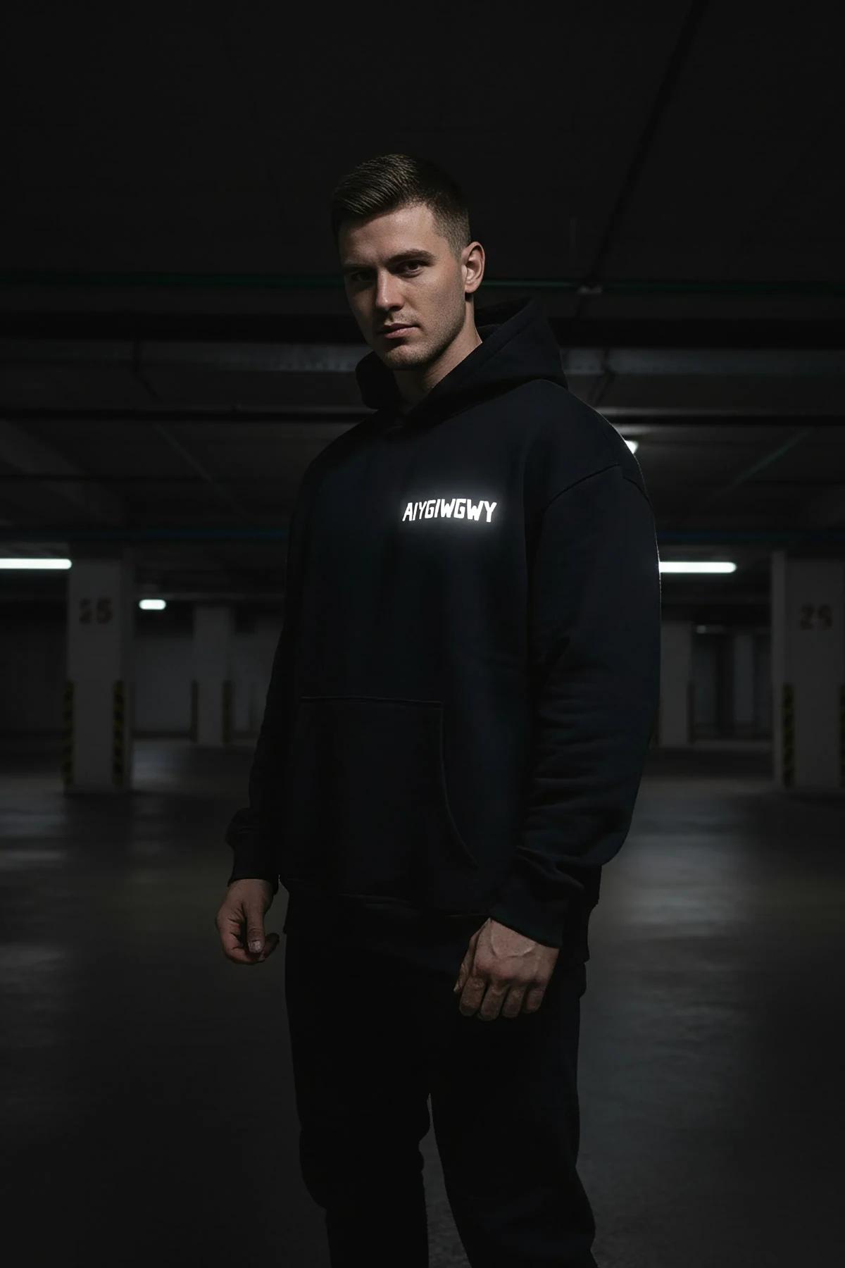 AIYGIWGWY reflektörlü siyah sweatshirt model oturmuş ön baskı yakın