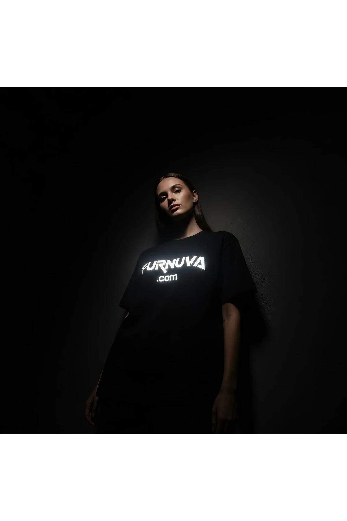 FURNUVA .com reflektörlü ön baskılı siyah oversize tişört, ışık altında parlayan yazı