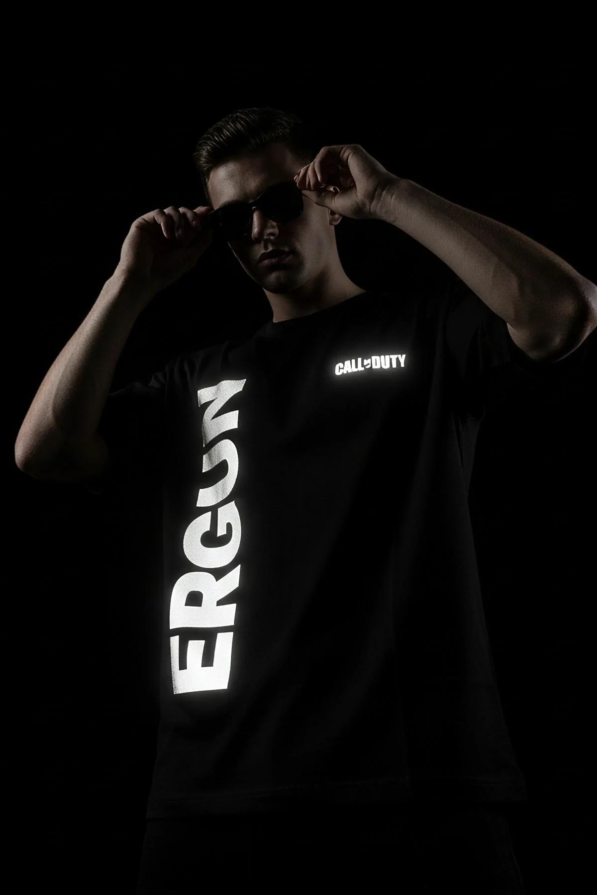 ERGUN dikey sırt baskısı ve Call of Duty göğüs ikonu ile reflektörlü siyah oversize tişört, yan görünüm