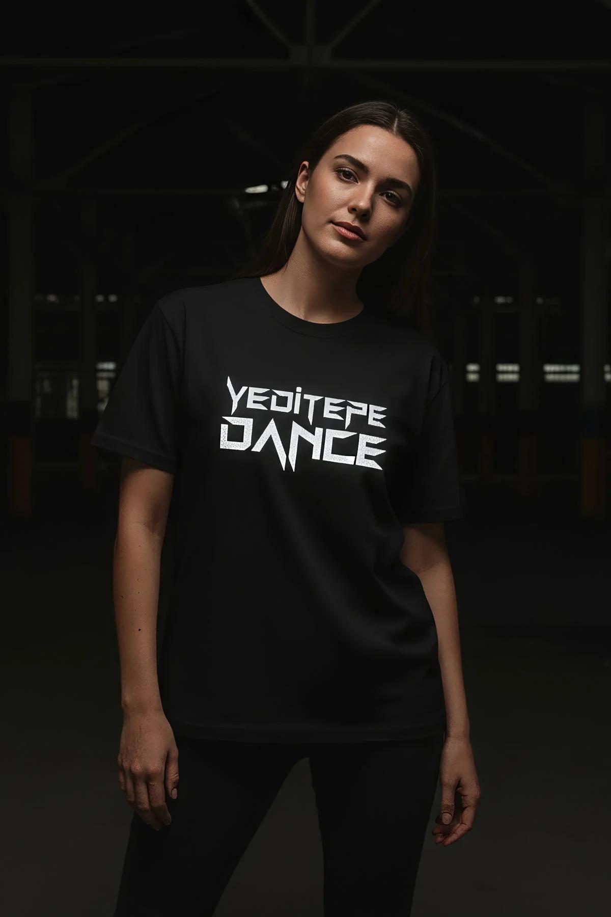KÜLTÜR DANCE reflektörlü ön baskılı siyah oversize tişört, model üzerinde karanlık arka planda