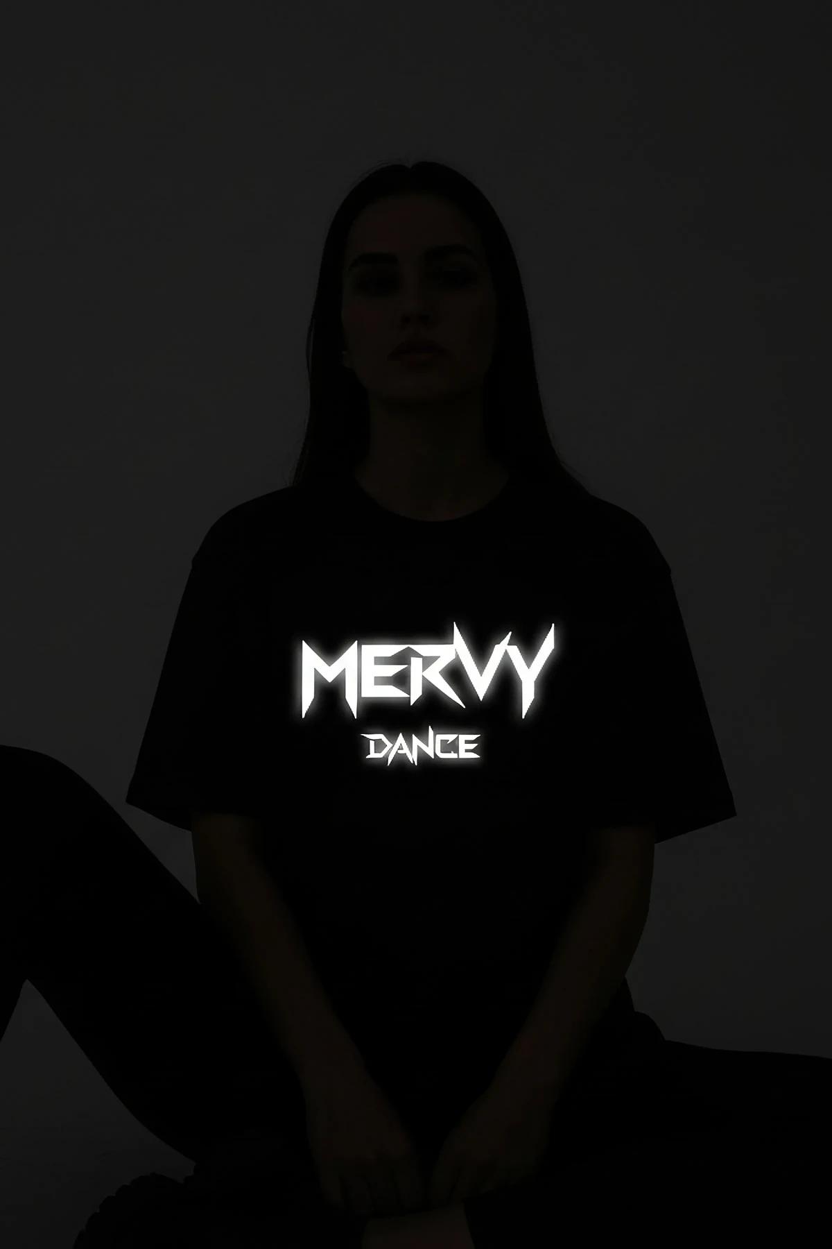 MERVY DANCE reflektörlü ön baskılı siyah oversize tişört karanlıkta parlayan baskı