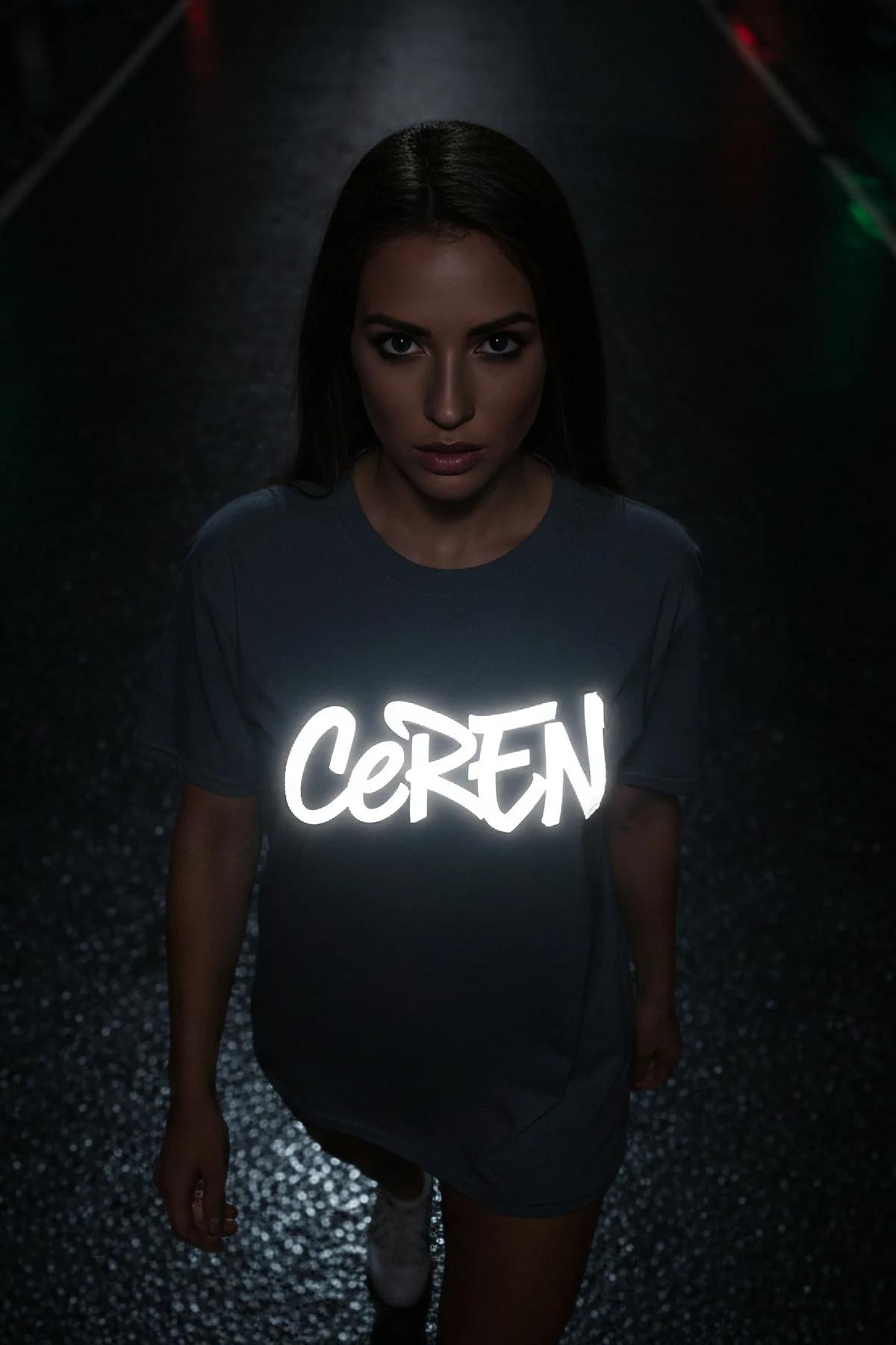 CeReN reflektörlü oversize tişört sırt görünümü tam boy model