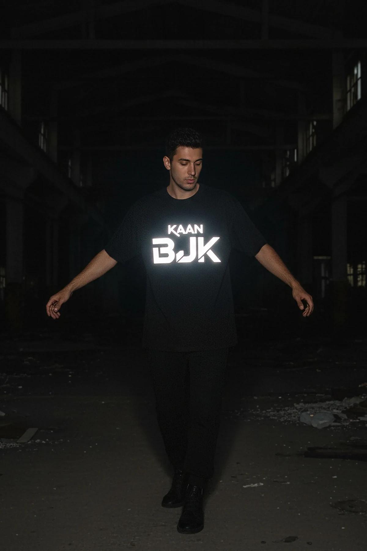 KAAN BJK reflektörlü ön baskılı siyah oversize tişört, ışıkta parlayan reflektör yazı