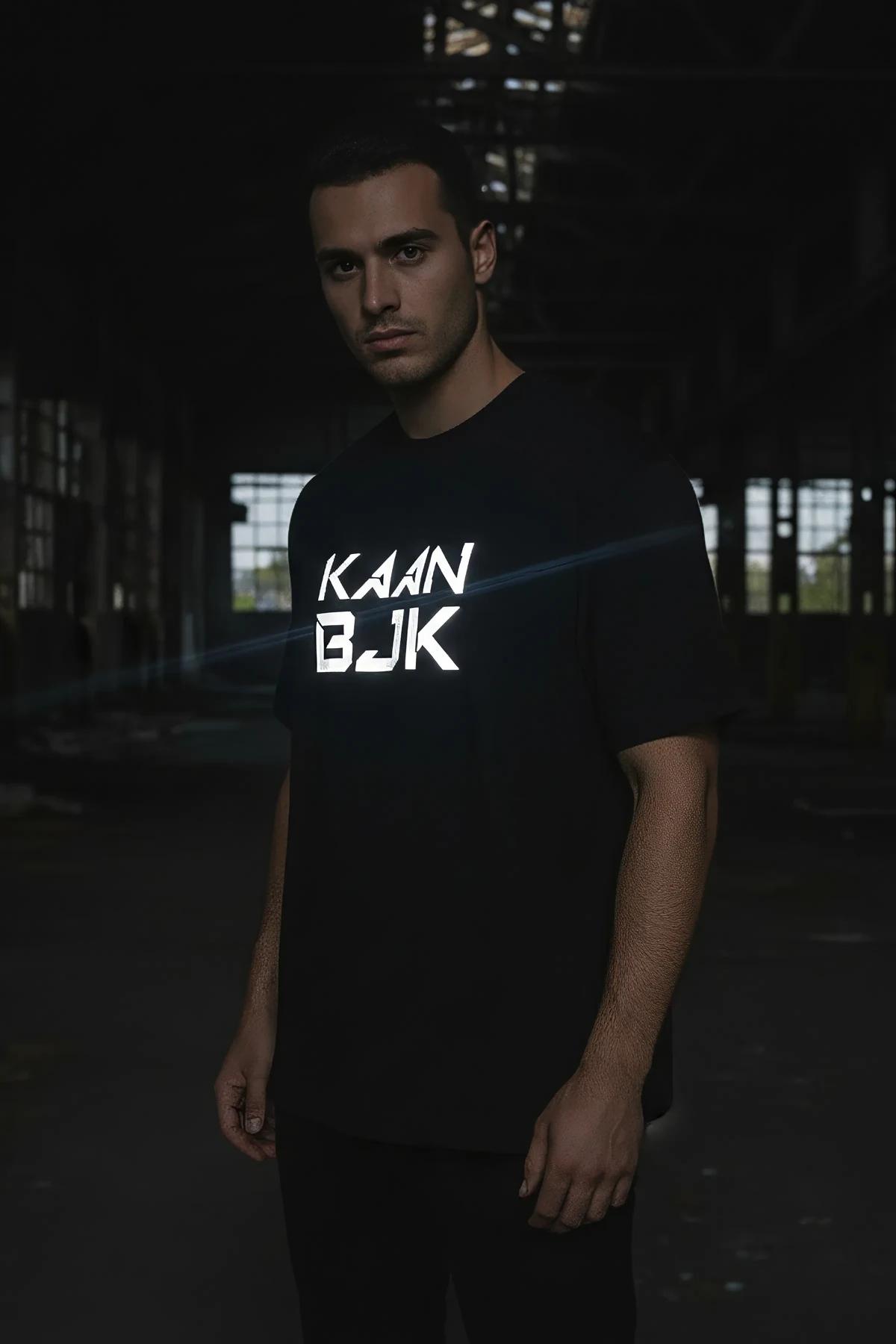 KAAN BJK reflektörlü ön baskılı siyah oversize tişört, ışıkta parlayan reflektör yazı
