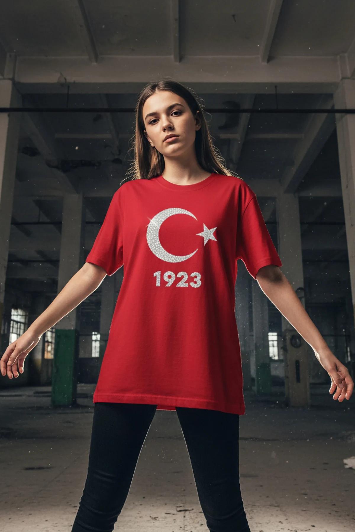 MERVE reflektör ön baskılı siyah oversize tişört, ışık altında parlayan beyaz yazı