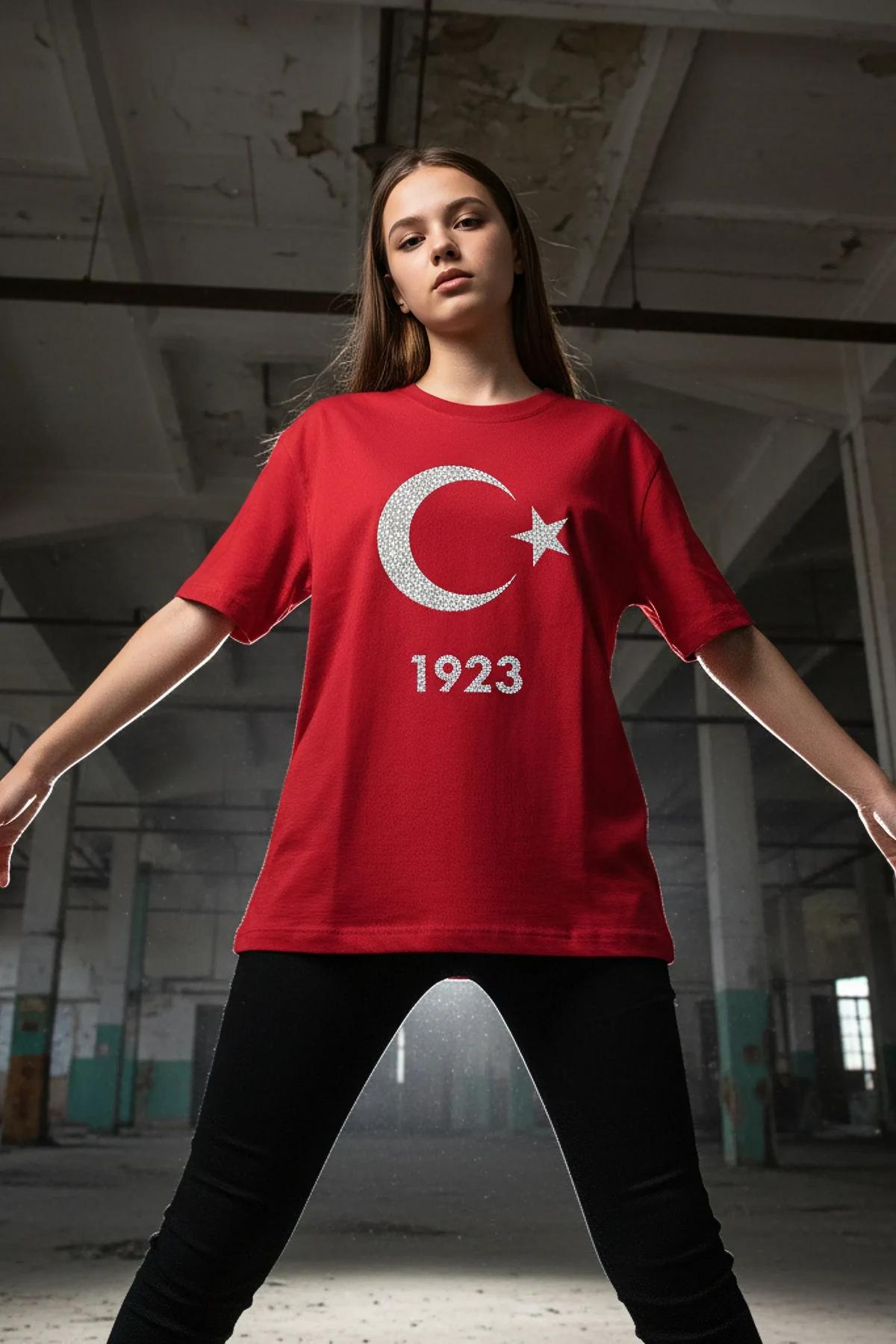 MERVE yazılı reflektör baskılı siyah tişört model üzerinde tam boy görünüm