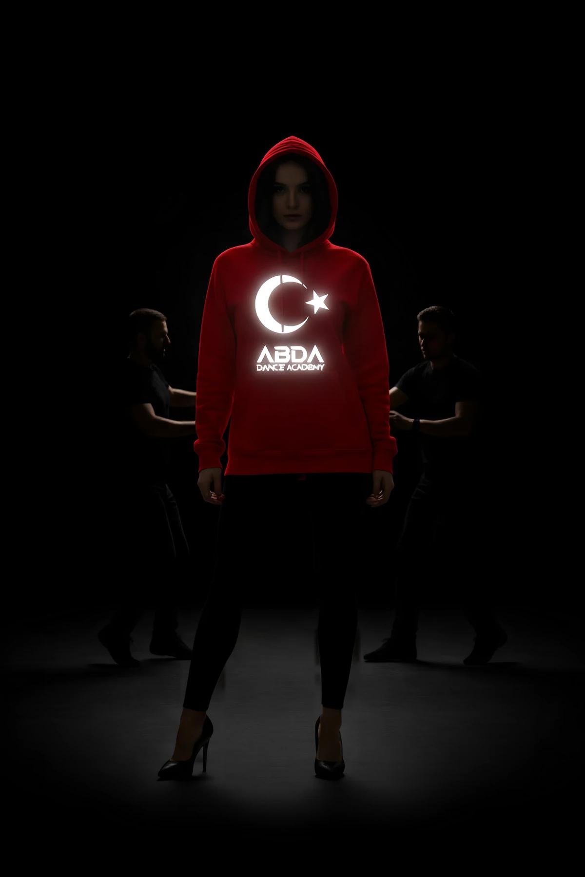 ABDA Dance Academy ay-yıldız reflektörlü ön baskılı kırmızı kapüşonlu sweatshirt karanlıkta parlıyor