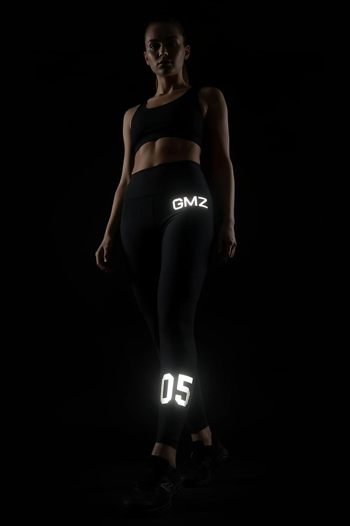 GMZ 05 reflektörlü spor tayt siyah uyluğunda GMZ baldırında 05 numara baskılı