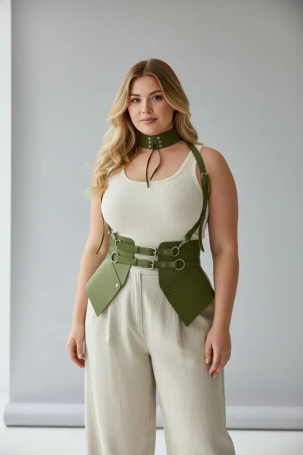 ខ្សែក្រវ៉ាត់ Harness ស្បែក សិប្បនិម្មិត ពណ៌ បៃតង អូលីវ ជាមួយ ខ្សែ ស្ពាយ ស្មា និង កអាវ Choker លម្អ លើ អាវយឺត ពណ៌ ស