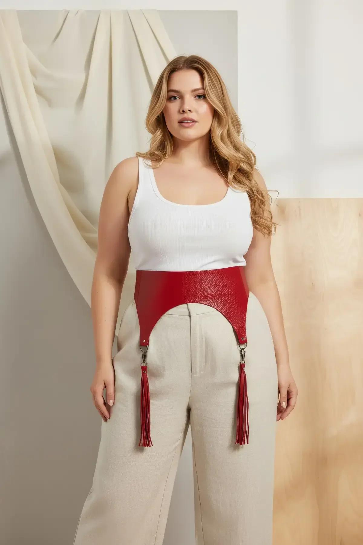 ខ្សែក្រវាត់ corset ពណ៌ក្រហមឆ្អៅ ថតពីចំហៀងបង្ហាញពីរាងកោងទ្រចង្កេះទទឹង ១២ សង់ទីម៉ែត្រ ជួយរឹតរាងចង្កេះឱ្យស្លីមស្អាត