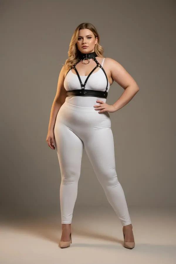 büyük beden siyah vegan deri harness takımı O-ring boyunluk ve rivet alt bant ile plus size kadın üzerinde