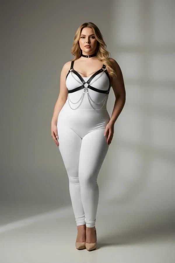 büyük beden siyah vegan deri göğüs harness gümüş zincir detaylı choker takımı plus size model üzerinde